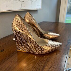 NIB Alice + Olivia Odell Snakeskin Embossed Metallic Leather Wedges Size 38